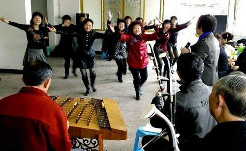 叙永开展万名老人唱红歌庆“双节”活动(图2)