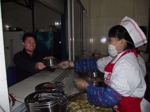 威达公司叙永煤矿员工吃上了班中餐(图1)