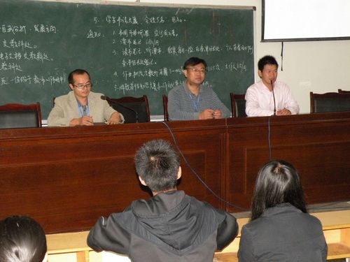 浙江企业家到泸县一中献爱心(图1)