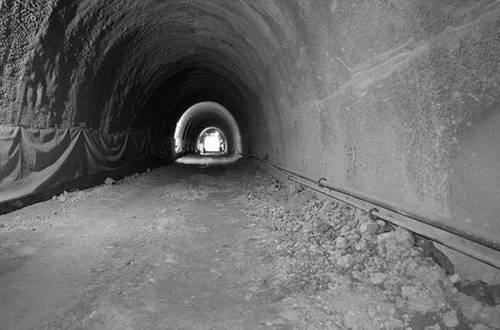叙大铁路龙山隧道贯通(图1)