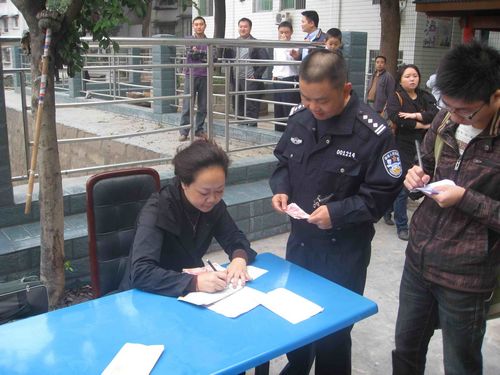 重阳慰问情意浓&nbsp;&nbsp;警民和谐一家亲(图1)