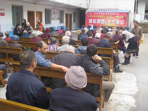 重阳慰问情意浓&nbsp;&nbsp;警民和谐一家亲(图2)
