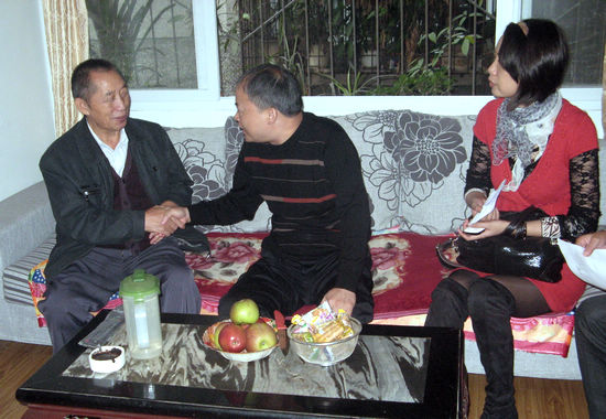 大山坪街道节前走访慰问少数民族示范户(图1)