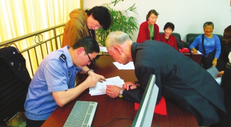 宜宾警方开启“绿色通道”首批9名聋哑人办护照(图1)