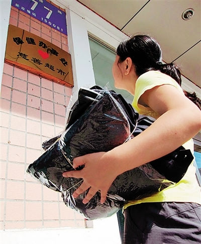 旧衣捐赠成“爱心鸡肋”(图1) 旧衣捐赠成“爱心鸡肋”(图1)