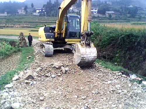 摩尼镇：联盟村境内13公里通村泥碎路建设全面启动(图1)