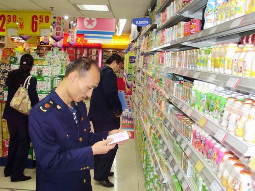 国庆佳节市民消费黄金周 北城工商站好食品安全岗(图1) 国庆佳节市民消费黄金周 北城工商站好食品安全岗(图1)