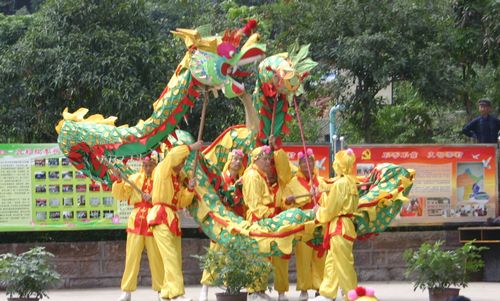宜宾红歌唱响千叟宴&nbsp;&nbsp;1200名“父母”乐翻天(图1)
