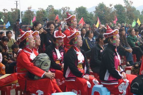 宜宾红歌唱响千叟宴&nbsp;&nbsp;1200名“父母”乐翻天(图4)