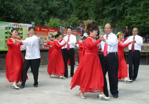 宜宾红歌唱响千叟宴&nbsp;&nbsp;1200名“父母”乐翻天(图3)