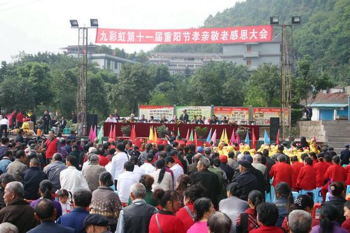 宜宾红歌唱响千叟宴&nbsp;&nbsp;1200名“父母”乐翻天(图2)