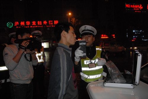 泸州交警开展国庆节前酒驾整治统一行动(图2) 泸州交警开展国庆节前酒驾整治统一行动(图2)