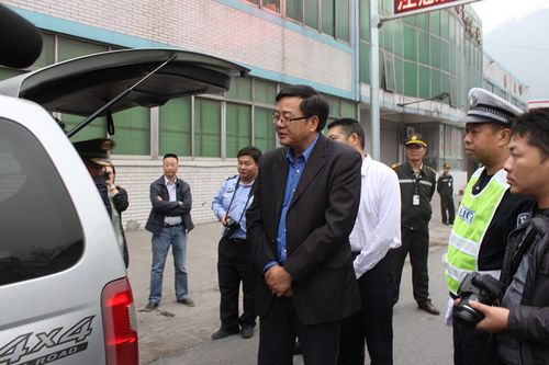 叙永县县长陈景强国庆“黄金周”节前慰问一线交警执勤民警(图1) 叙永县县长陈景强国庆“黄金周”节前慰问一线交警执勤民警(图1)