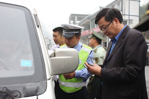 叙永县县长陈景强国庆“黄金周”节前慰问一线交警执勤民警(图2) 叙永县县长陈景强国庆“黄金周”节前慰问一线交警执勤民警(图2)