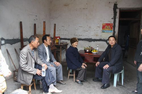 泸县委常委、县委办主任李亮慰问海潮镇高龄老人(图1) 泸县委常委、县委办主任李亮慰问海潮镇高龄老人(图1)