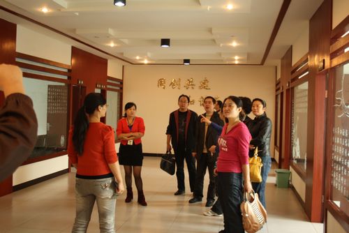 罗汉镇：“学习型”社建班子参观学习社区建设(图1)