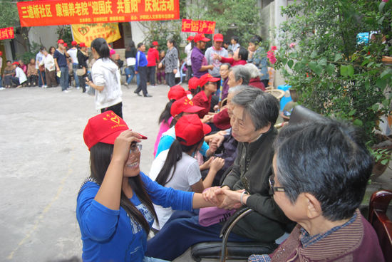 大山坪街道三道桥社区：国庆嘘寒问暖诉真情(图1)