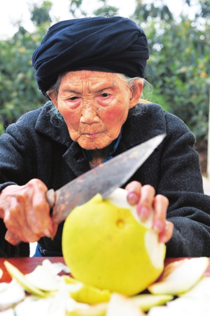 成都：114岁婆婆&nbsp;一口气掰开大柚子