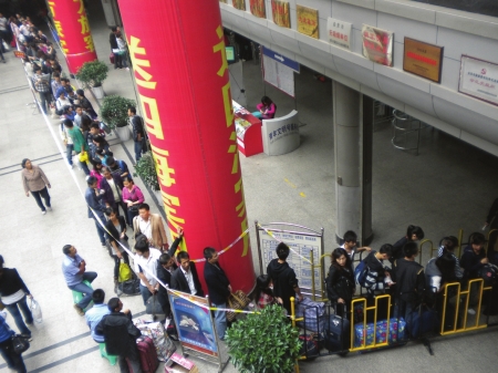自贡：一天跑了90趟成都&nbsp;返流高峰学生成主力(图1)