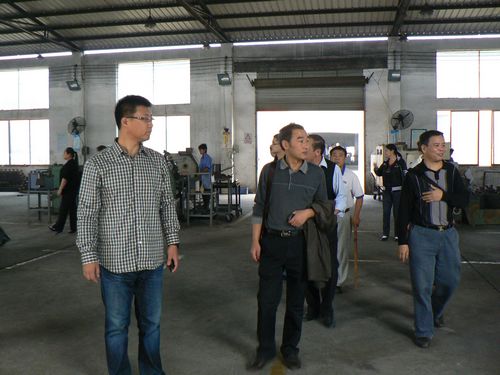 牛滩镇组织人大代表和村（社区）干部参观泸县工业园区和新农村建设(图1)
