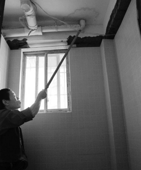 泸州：楼下水帘洞楼上墙漏水&nbsp;都是装修惹的祸？(图1)