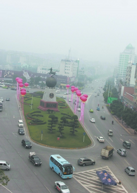 泸州市区明珠广场转盘指示标线惹争议&nbsp;这路咋走？(图1)