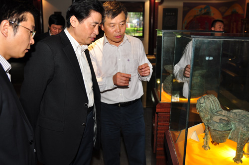 谢和平、吴凯莅临泸州考察酒业发展情况(图2)