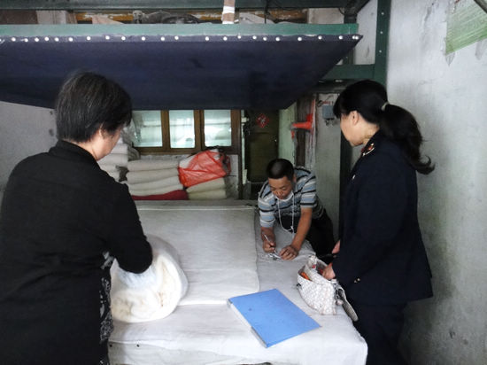 江阳区北城工商所开展“黑心棉”专项治理(图2) 江阳区北城工商所开展“黑心棉”专项治理(图2)