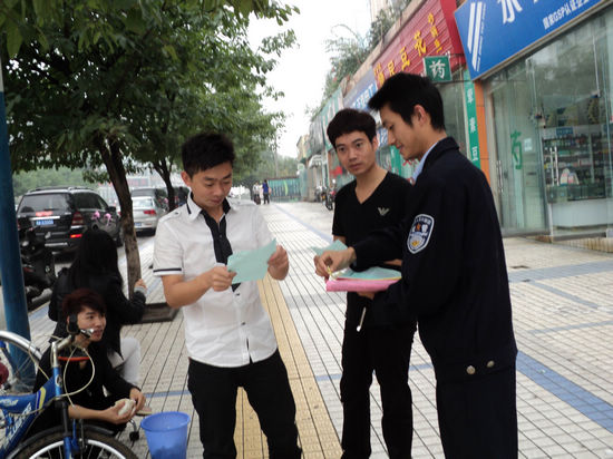 华阳街道：腰鼓队街头宣传创建文明城市(图1)