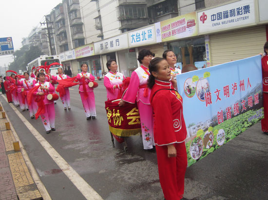 华阳街道：腰鼓队街头宣传创建文明城市