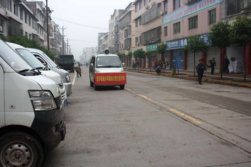 龙车镇:交警街道“上课”,规范车辆停放(图1) 龙车镇:交警街道“上课”,规范车辆停放(图1)