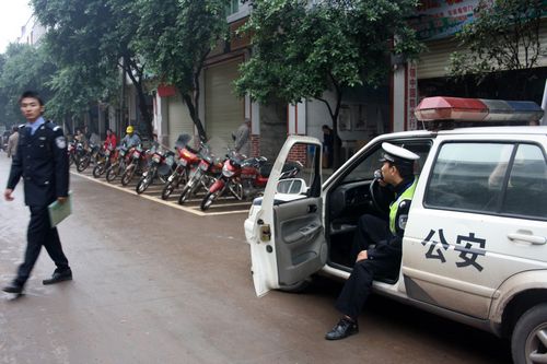 龙车镇：交警街道“上课”，规范车辆停放