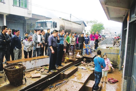 久旱逢暴雨&nbsp;古蔺大面积山体垮塌1人遇难(图2)