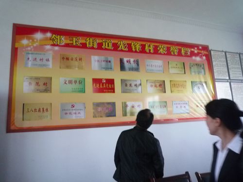 合江县爱卫办组织部分乡镇干部和县级相关单位责任人到江阳区参观学习创卫工作
