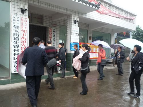 合江县爱卫办组织部分乡镇干部和县级相关单位责任人到江阳区参观学习创卫工作(图1)