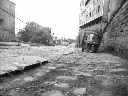 红光路实在太烂&nbsp;啥时才能修一修？