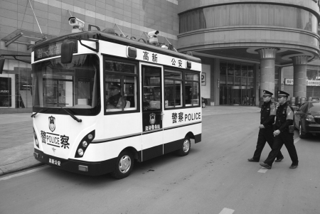 川南首个“巴士警车”上岗