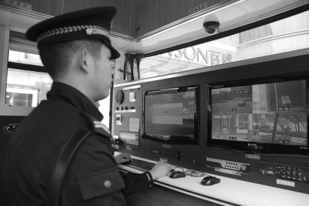川南首个“巴士警车”上岗(图2)