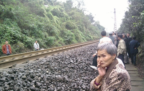 自贡夺命弯道：2个月内3人横穿簸米湾铁轨而亡(图1)