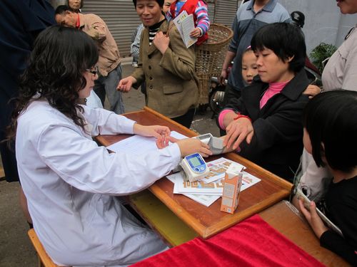 泰安镇工商联：个体私营协会义务服务为民生