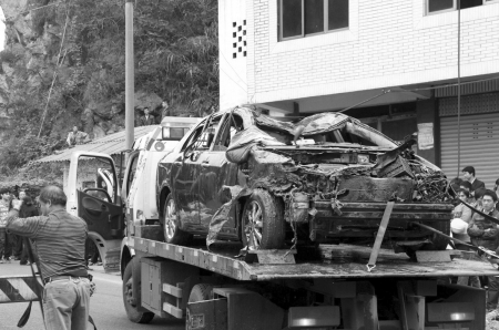 宜宾境内一轿车栽进39米水底&nbsp;车里坐了1人还是5人?(图2)