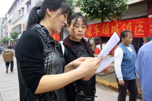 纳溪龙车镇：讲解重点，强化城镇居民医疗保险宣传(图1)