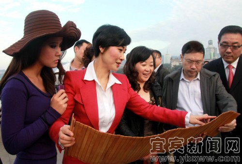 李小琳回故乡与宜宾学院师生亲切座谈(图1)
