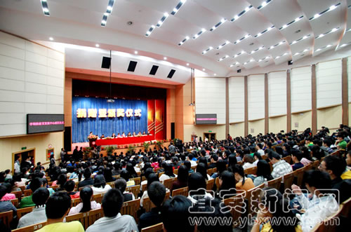 李小琳回故乡与宜宾学院师生亲切座谈(图2)