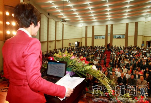 李小琳回故乡与宜宾学院师生亲切座谈(图5)