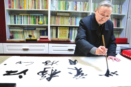 书法家余安中：翰墨烟云沉腕底&nbsp;山川灵气上毫端(图1)