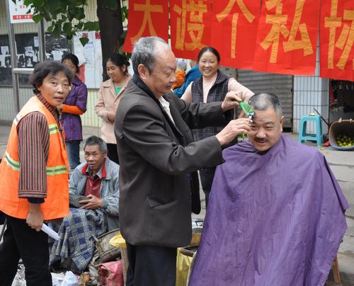 泸州纳溪：个私协积极开展“光彩服务日”活动(图4)