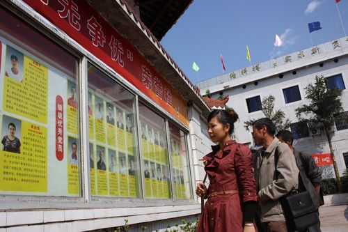 纳溪区龙车镇：一块荣誉栏&nbsp;榜样心中传