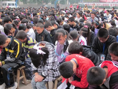 叙永：专家深情演讲&nbsp;1000余师生泪洒球场(图1)