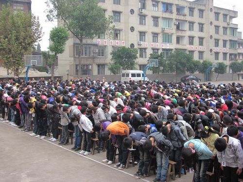 叙永：专家深情演讲&nbsp;1000余师生泪洒球场(图5)